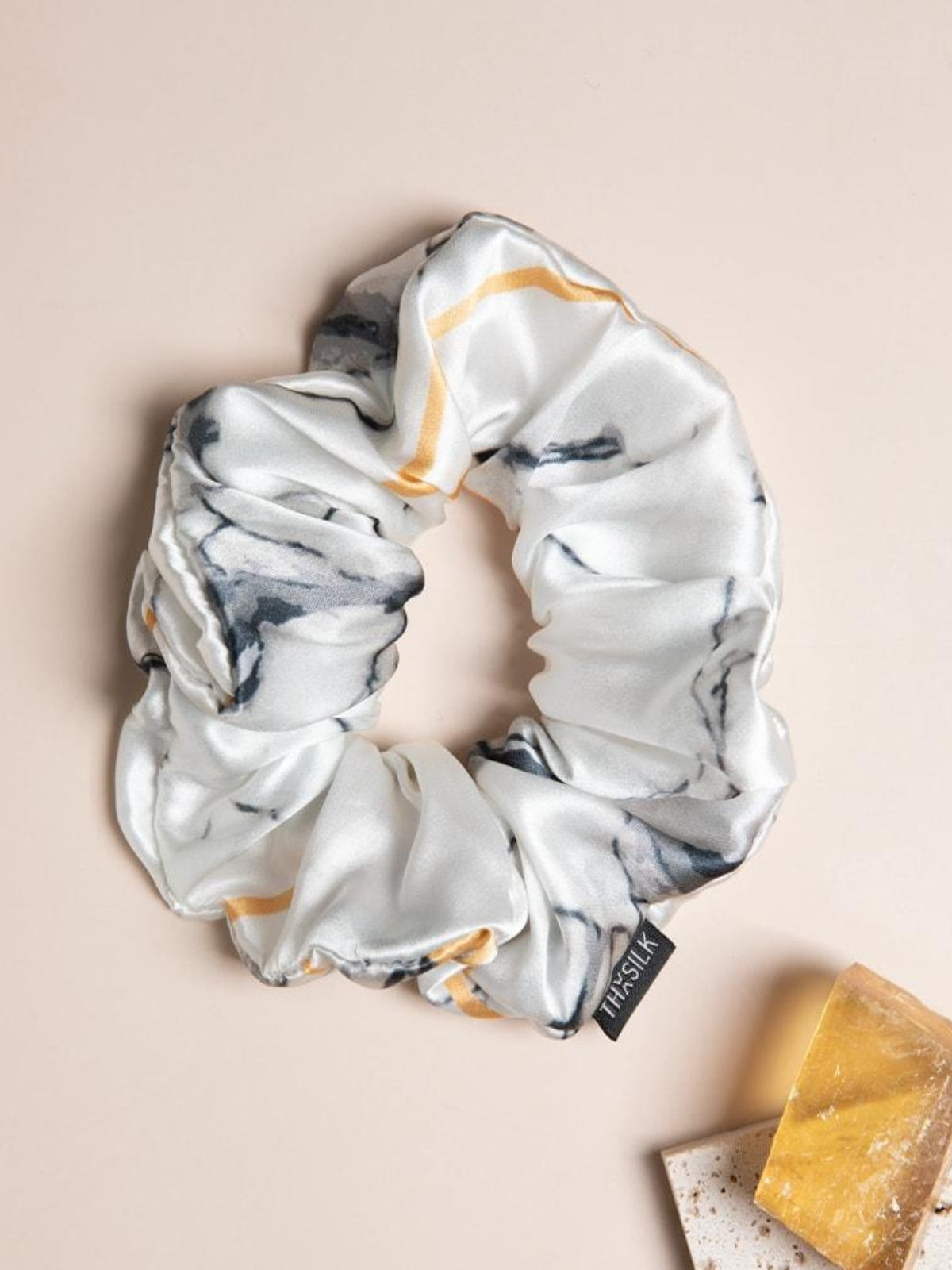 Seiden-Scrunchies mit besonderem Design