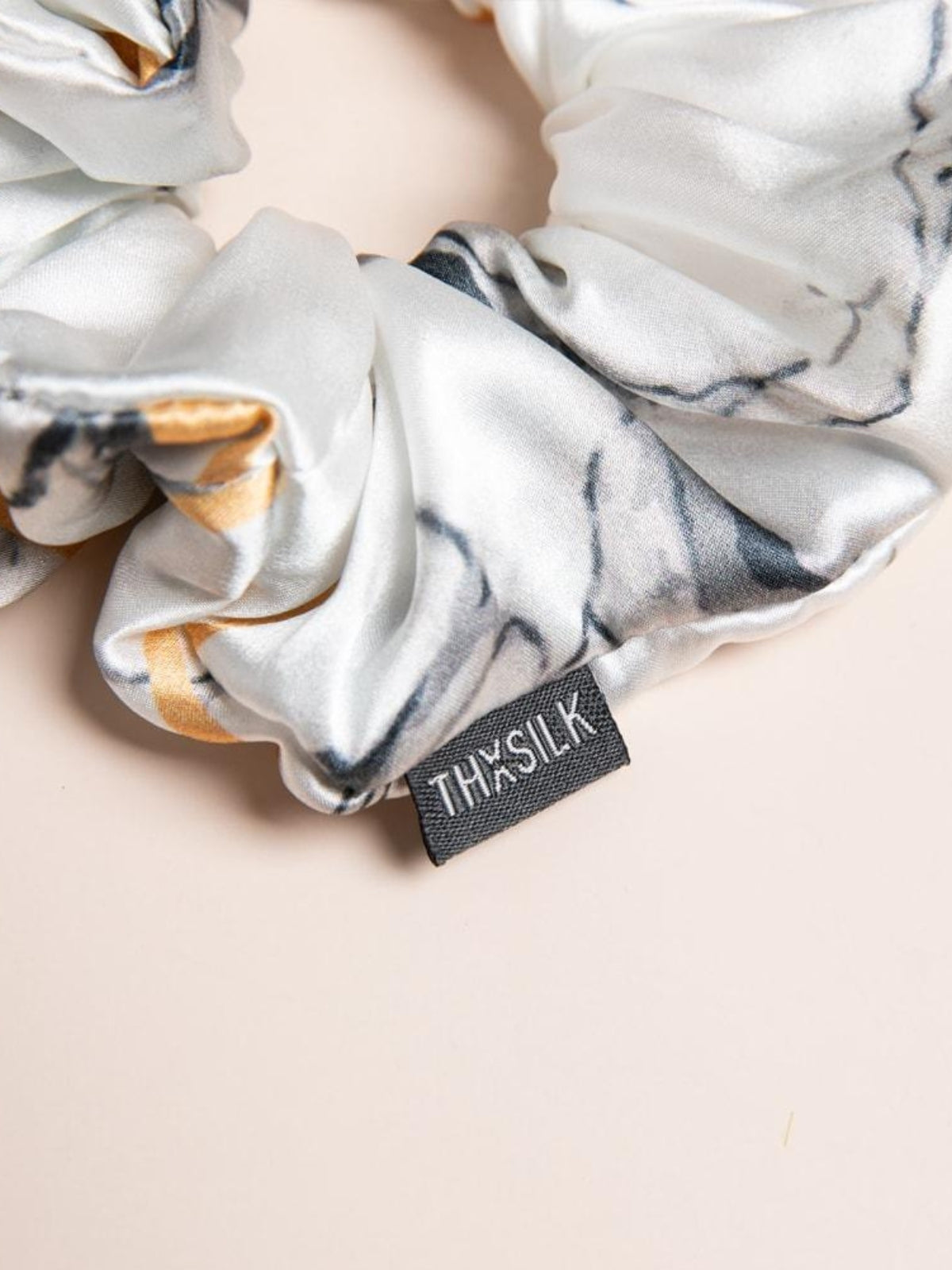 Seiden-Scrunchies mit besonderem Design