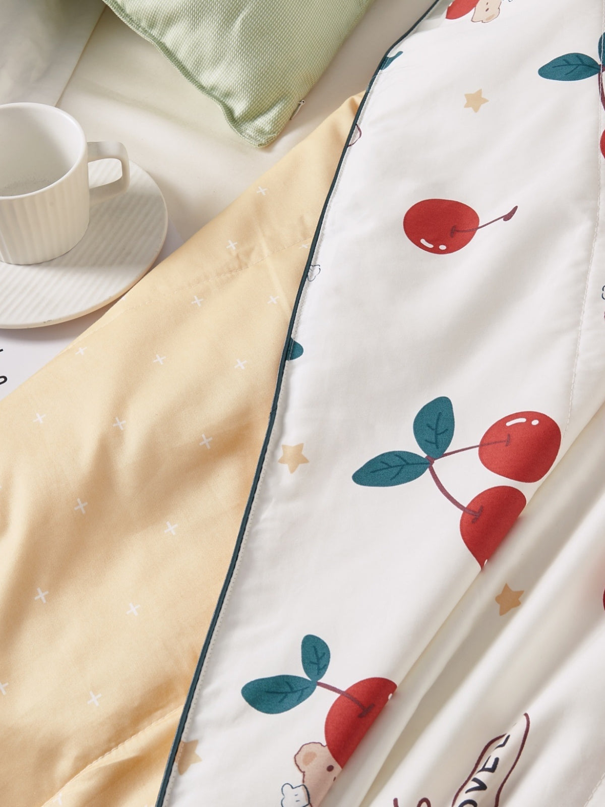 Seidene Sommerdecke mit Kirschmuster – Ausverkauf