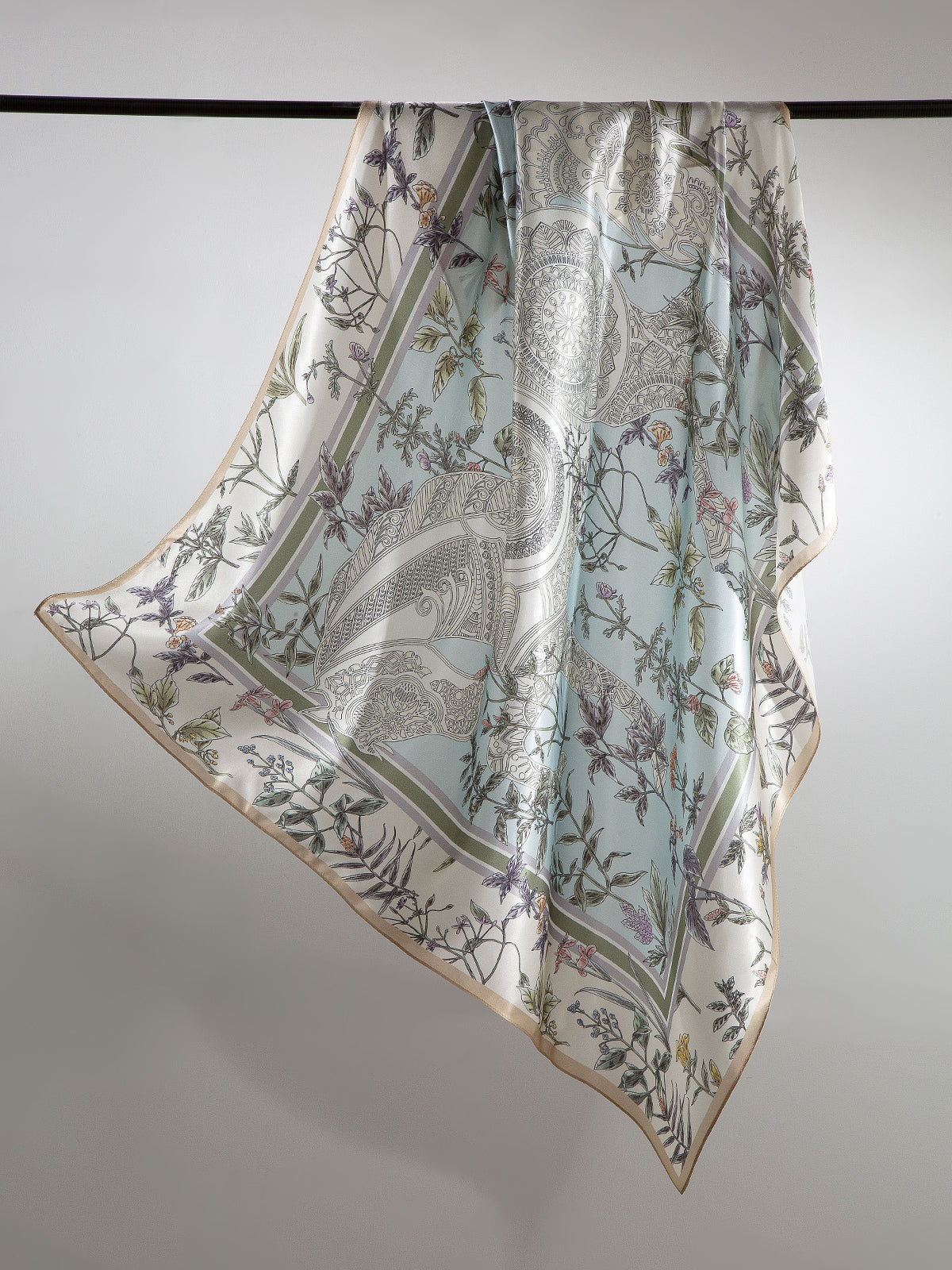 Großes Quadratisches Seidentuch 88x88 cm Luxuriöses Seiden Accessoire für Damen